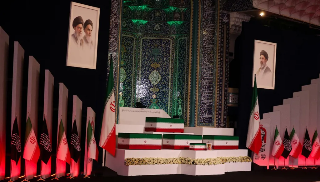 نعش المرشد الأعلى الإيراني الراحل علي خامنئي (أ ف ب).