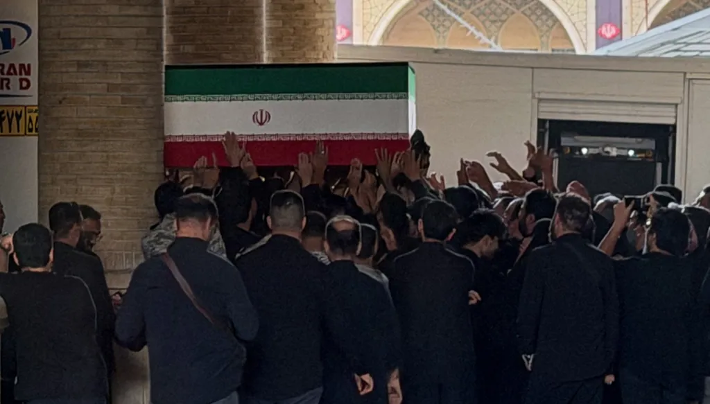 المعزون يحملون نعش خامنئي (أ ف ب).