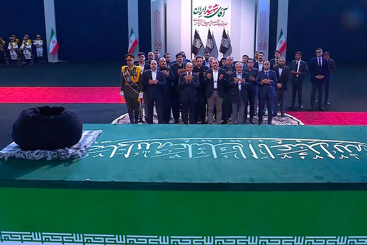 رئيس الوزراء الباكستاني شهباز شريف وقائد الجيش عاصم منير يؤديان الصلاة خلال مراسم تشييع المرشد الأعلى الإيراني الراحل علي خامنئي في طهران. (أ ف ب)