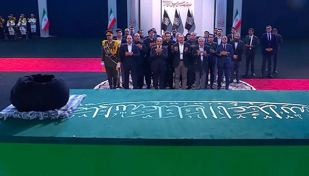 إيران تودع علي خامنئي... بدء مراسم التشييع في طهران