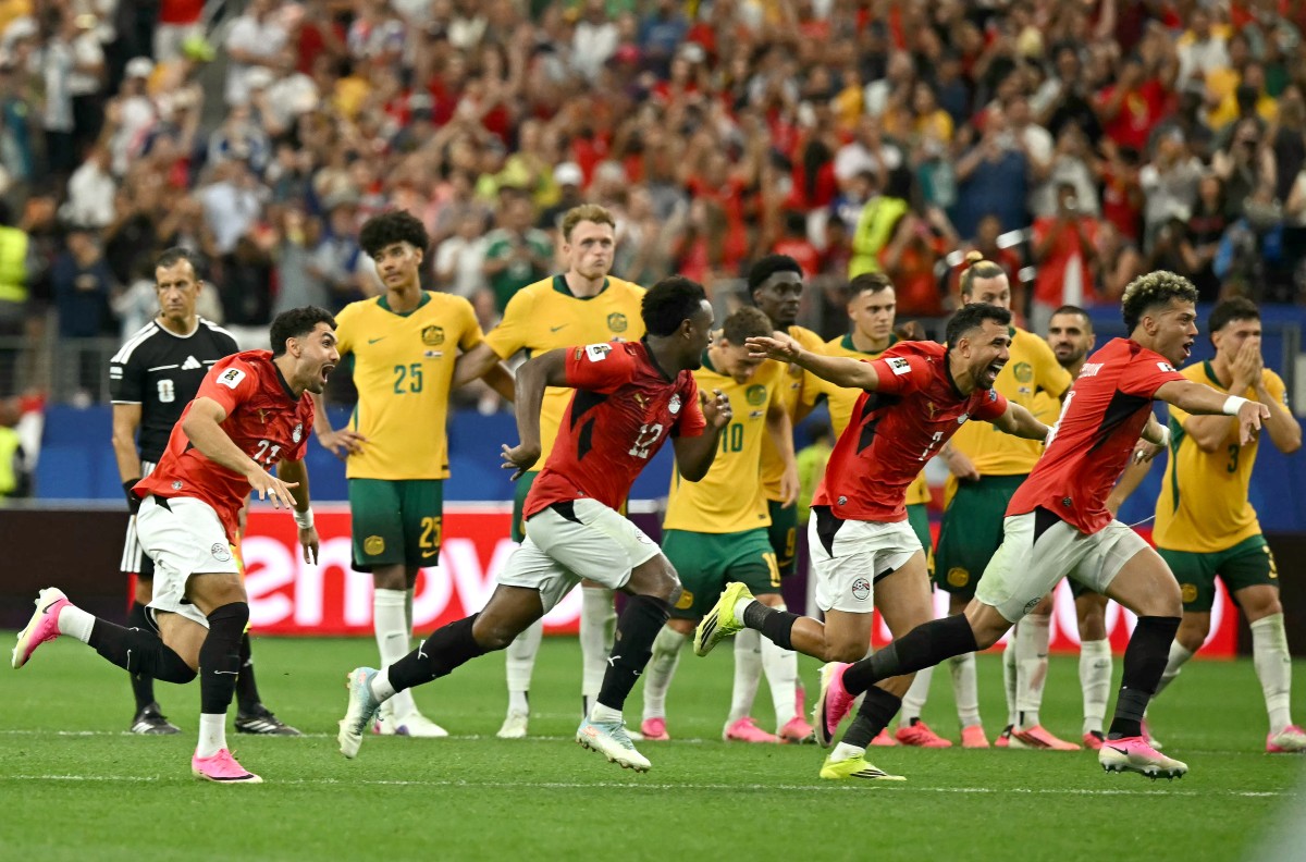 لاعبو منتخب مصر يحتفلون بالتأهل بركلات الترجيح. (أ ف ب)