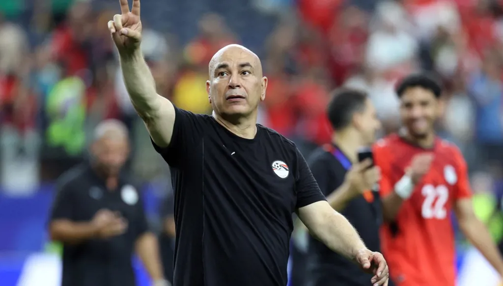 حسام حسن يفقد السيطرة على مشاعره بعد تأهل مصر إلى دور الـ16 في كأس العالم 2026 (فيديو)