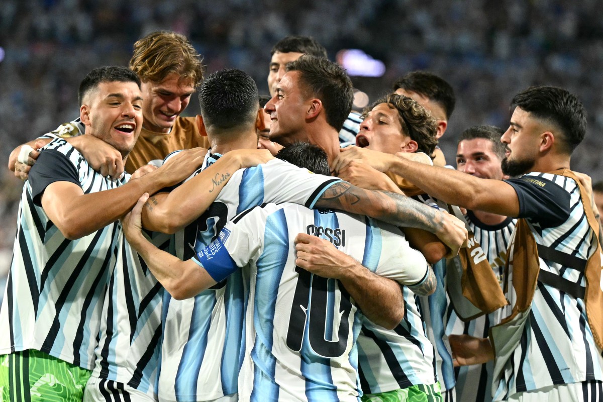 لاعبو منتخب الأرجنتين يحتفلون بالتأهل. (أ ف ب)