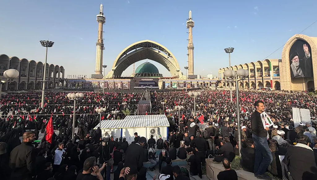 رايات حمراء ترمز للثأر... بدء مراسم تشييع خامنئي في إيران (صور - فيديو)
