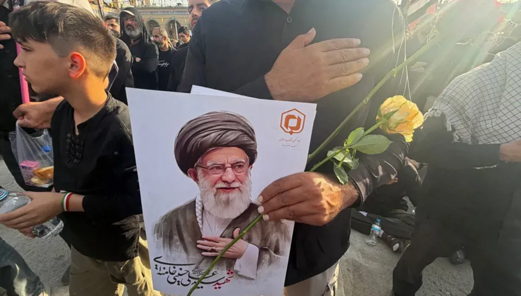 مراسم تشييع خامنئي (أ ف ب).