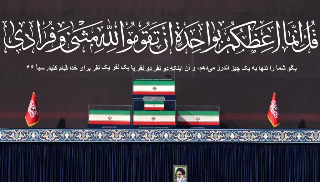 من هم أصحاب النعوش الأخرى خلال تشييع خامنئي؟