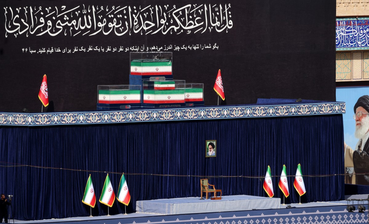 نعش خامنئي مسجّى مع نعوش عدد من أفراد عائلته في مصلّى مقام الإمام الخميني في طهران (أ ف ب).