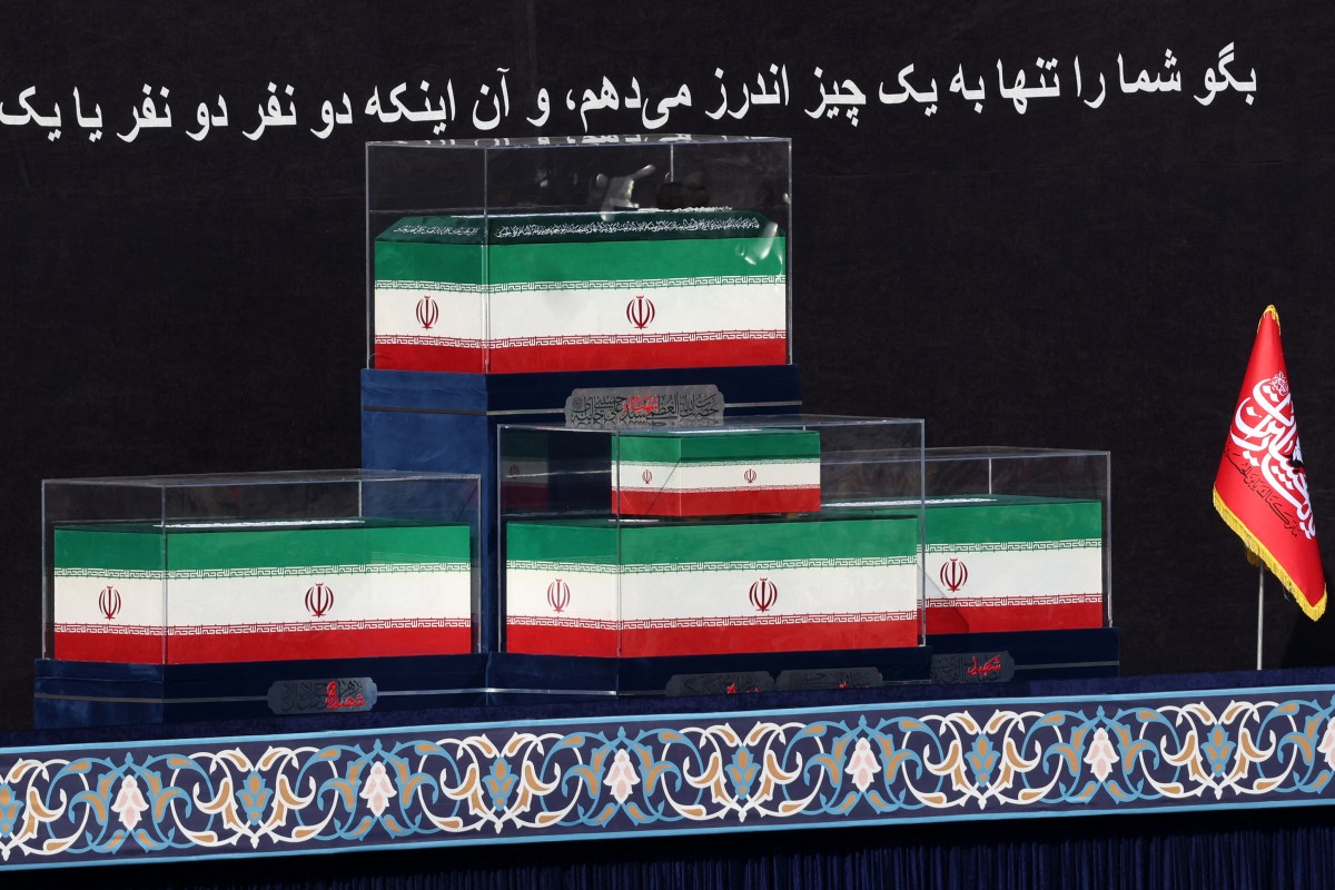 نعوش المرشد الأعلى الإيراني الراحل آية الله علي خامنئي وأفراد أسرته في المصلى الكبير في بداية مراسم الجنازة التي أقيمت في طهران، 4 تموز، (أ ف ب).