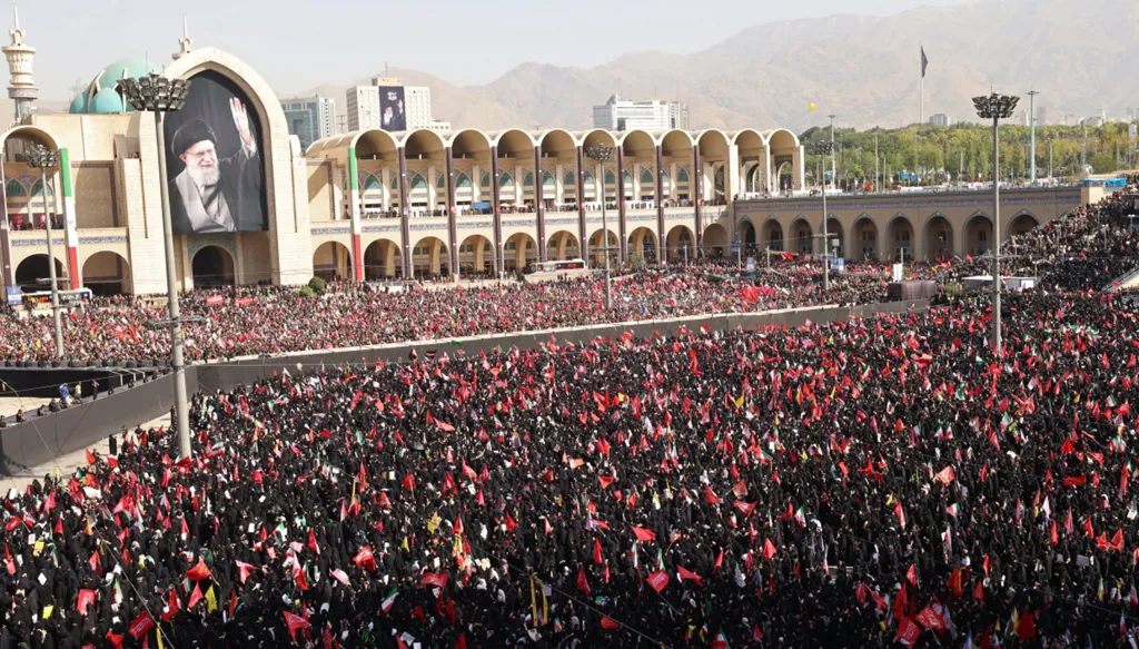 مراسم تشييع خامنئي (أ ف ب).