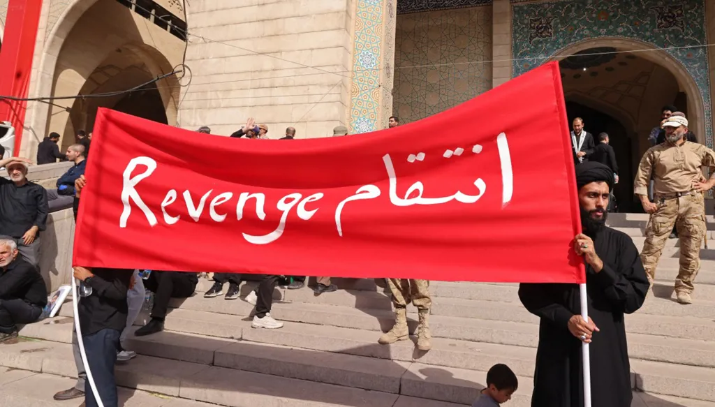 لافتات خلال تشييع خامنئي تدعو إلى "قتل" ترامب: "سننتقم لدماء قائدنا"