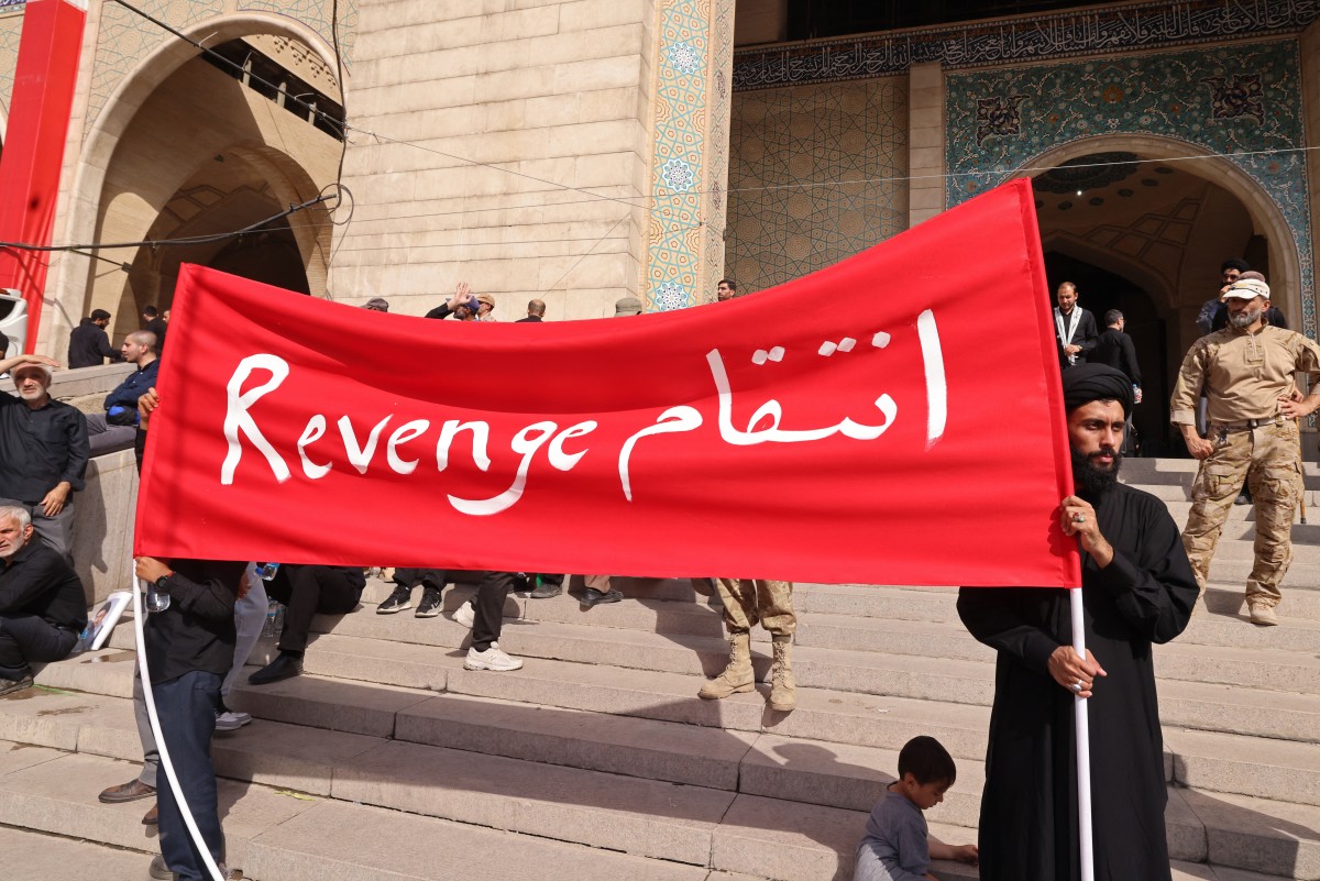 معزون يرفعون لافتة كتب عليها -انتقام- في المصلى الكبير خلال مراسم جنازة المرشد الأعلى الإيراني الراحل آية الله علي خامنئي، في طهران, (ا ف ب).