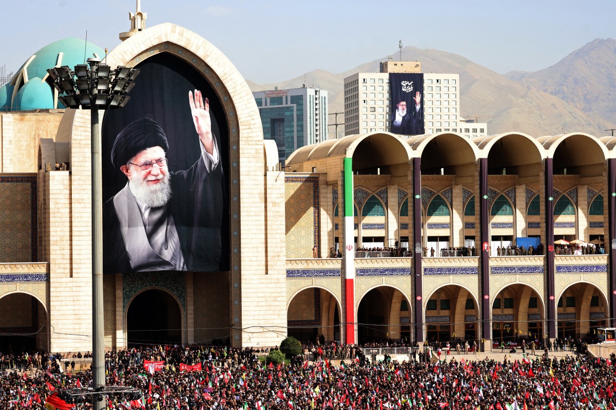 حشود غفيرة تُشارك في تشيغع حامنئي في طهران (أ ف ب).