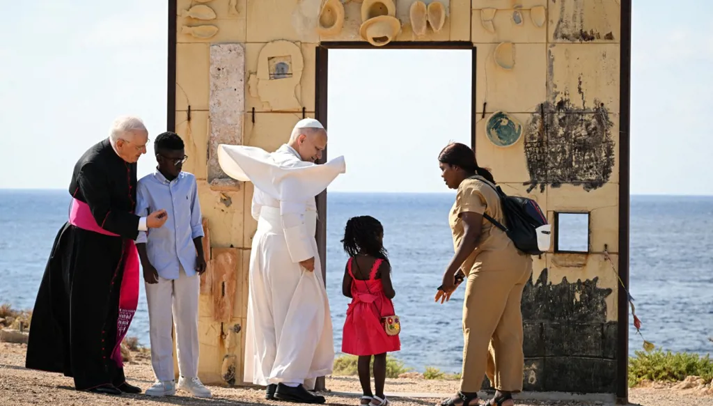 البابا يبدأ زيارة لجزيرة لامبيدوسا الإيطالية (أ ف ب). 