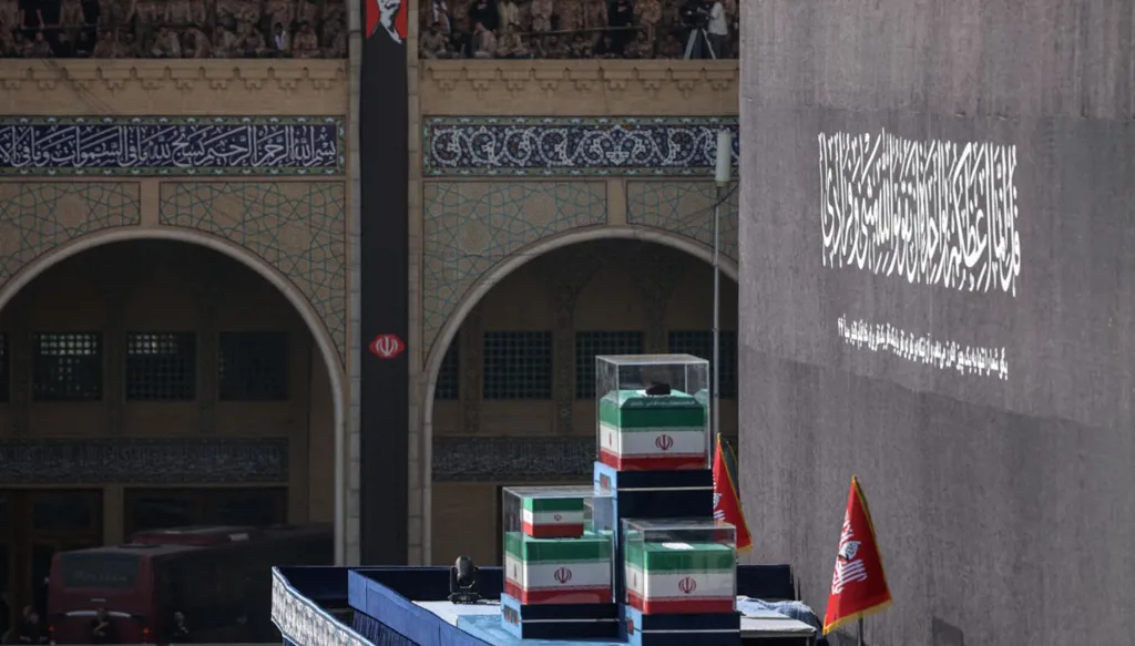 نعش خامنئي مسجّى مع نعوش عدد من أفراد عائلته في مصلّى مقام الإمام الخميني في طهران (أ ف ب).