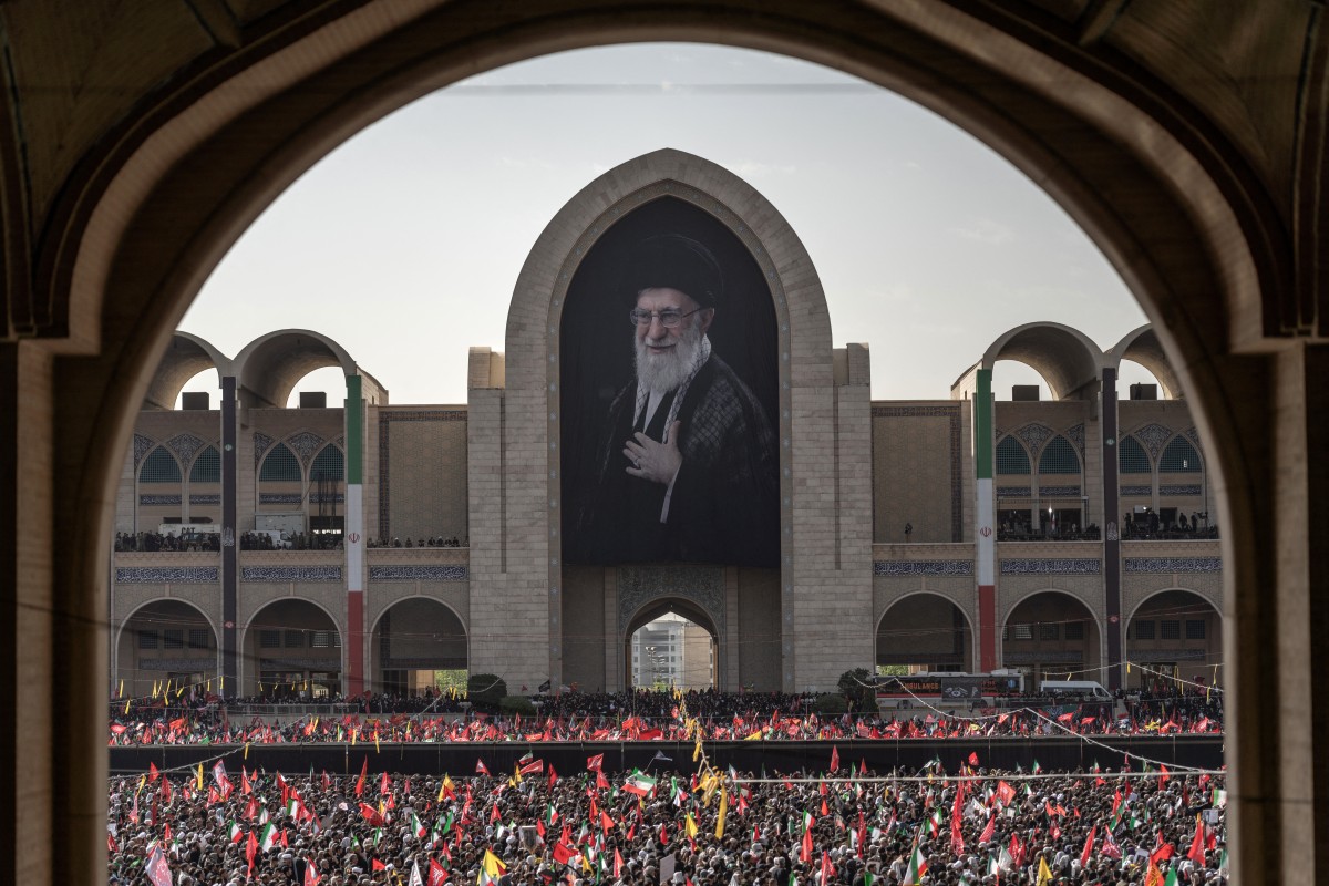 مشيعون في المصلى الكبير يودعون المرشد الأعلى الإيراني الراحل علي خامنئي في بداية مراسم جنازته في طهران، 4 تموز، (ا ف ب).