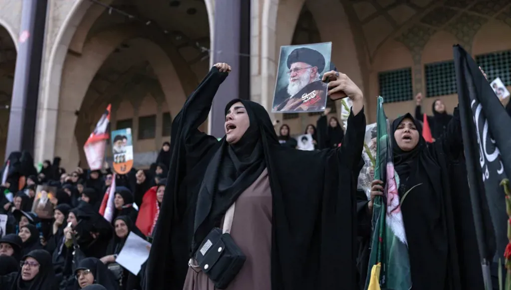 من مراسم تشييع خامنئي (أ ف ب).