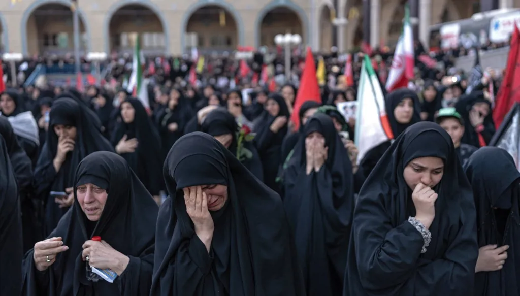 حزن خلال وداع خامنئي في طهران (أ ف ب).