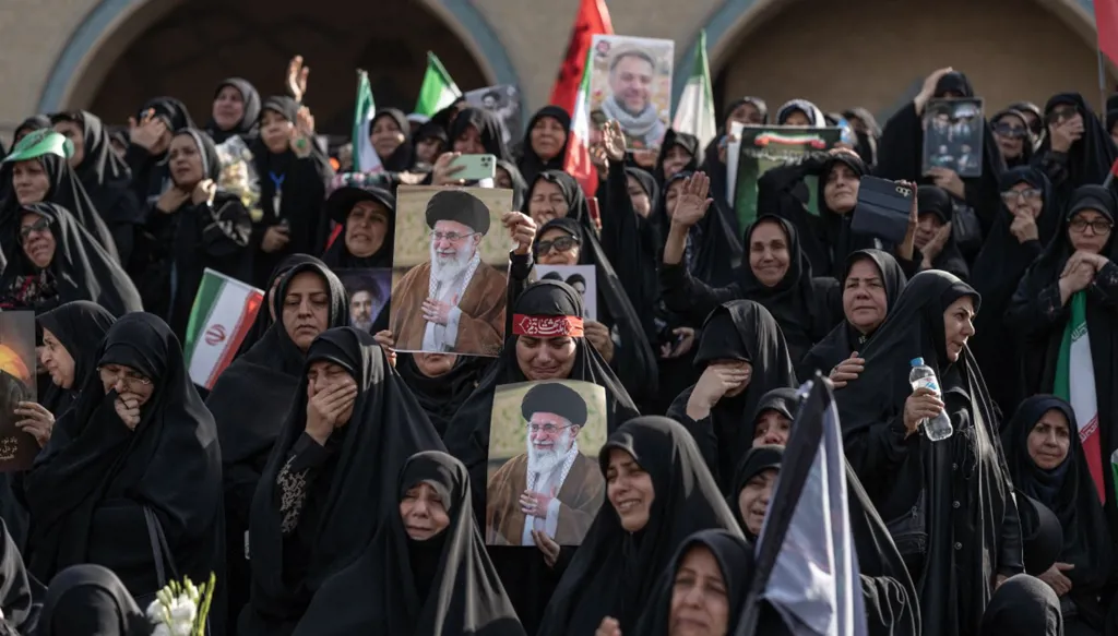 تشييع خامنئي في طهران وسط حشود... وهتافات "الانتقام"