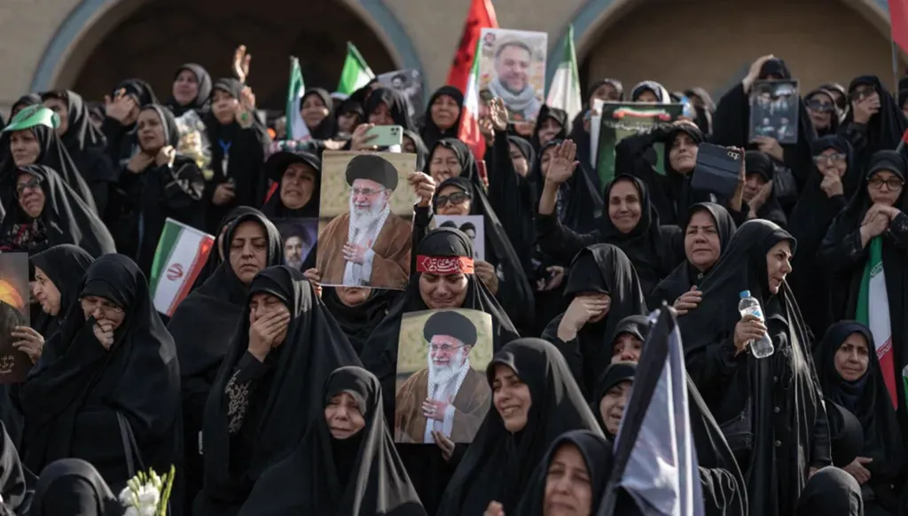 من مراسم تشييع خامنئي (أ ف ب).