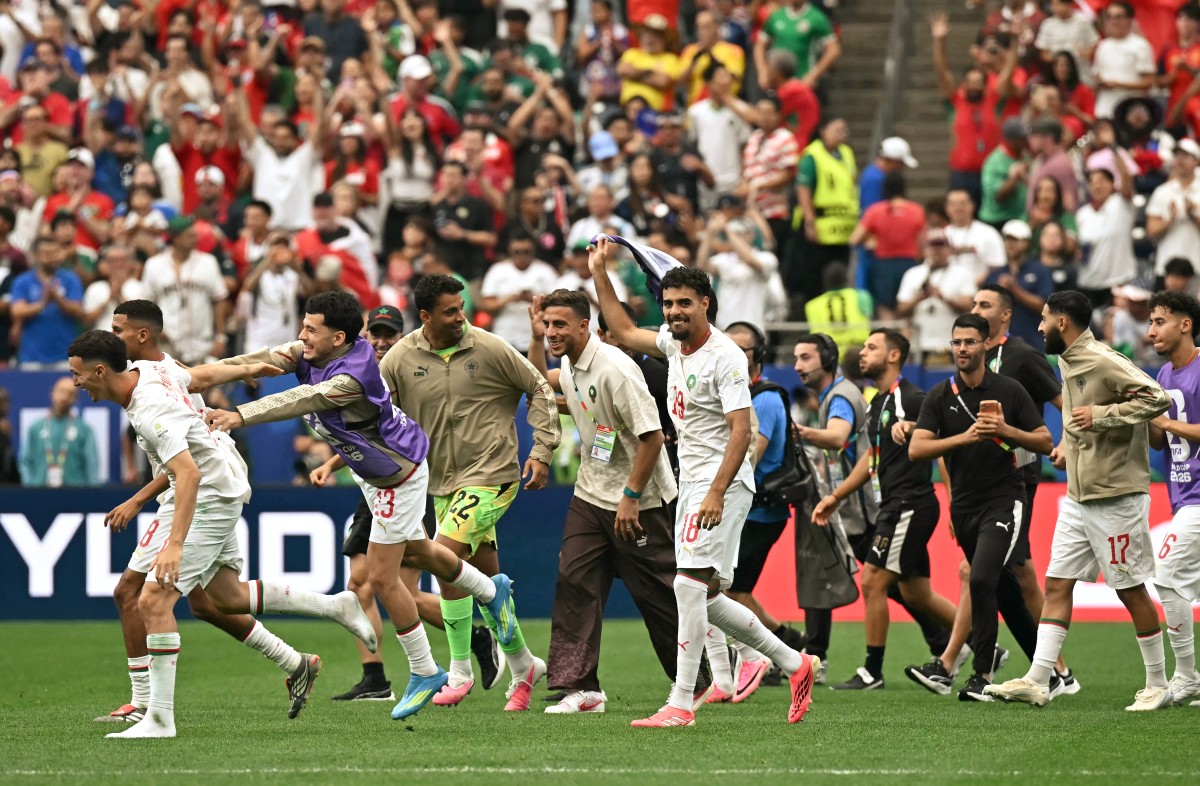 لاعبو المغرب بعد التأهل إلى ربع نهائي كأس العالم 2026. (أ ف ب)