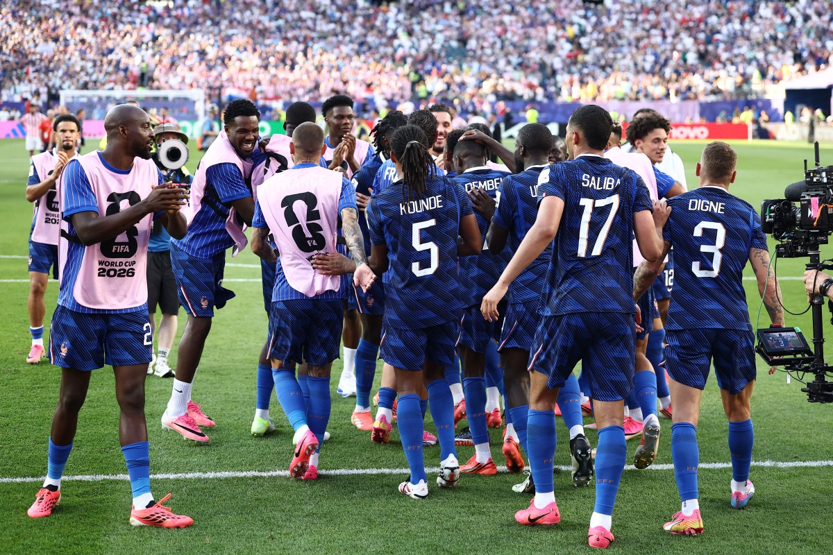 لاعبو منتخب فرنسا يحتفلون بالتأهل. (أ ف ب)