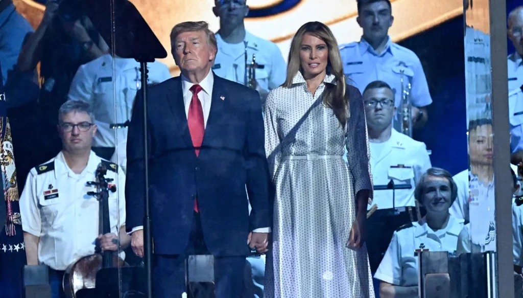 الرئيس الأميركي دونالد ترامب زوجته ميلانيا خلال خطابه بمناسبة الذكرى الـ250 لاستقلال الولايات المتحدة (أ ف ب).