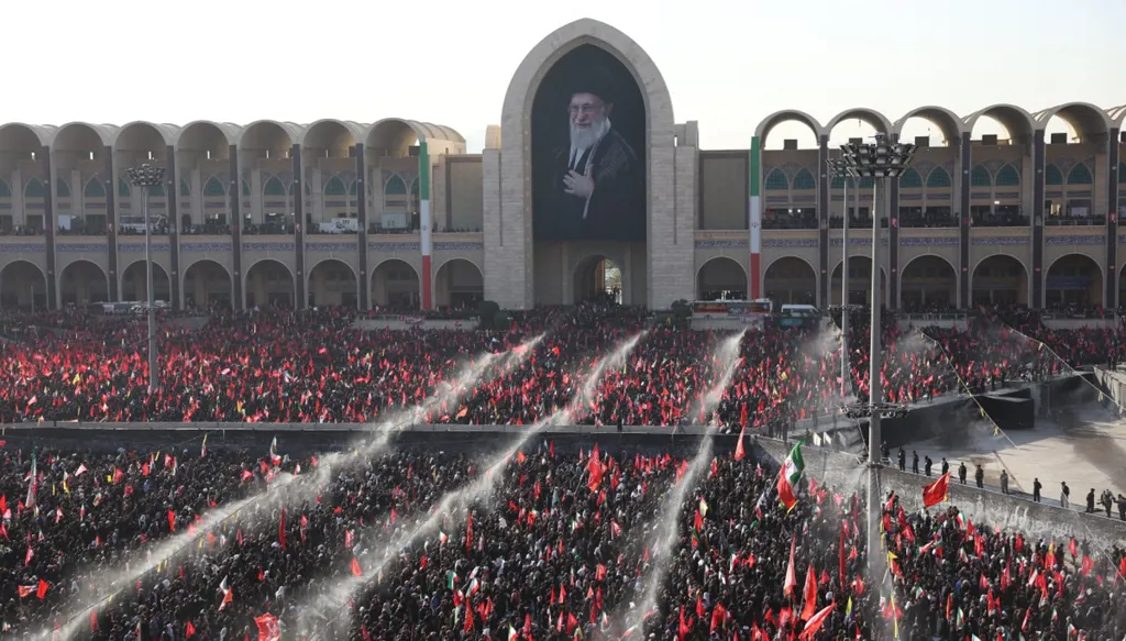 اليوم الثاني من مراسم التشييع... صلاة على جثمان علي خامنئي في طهران (صور)
