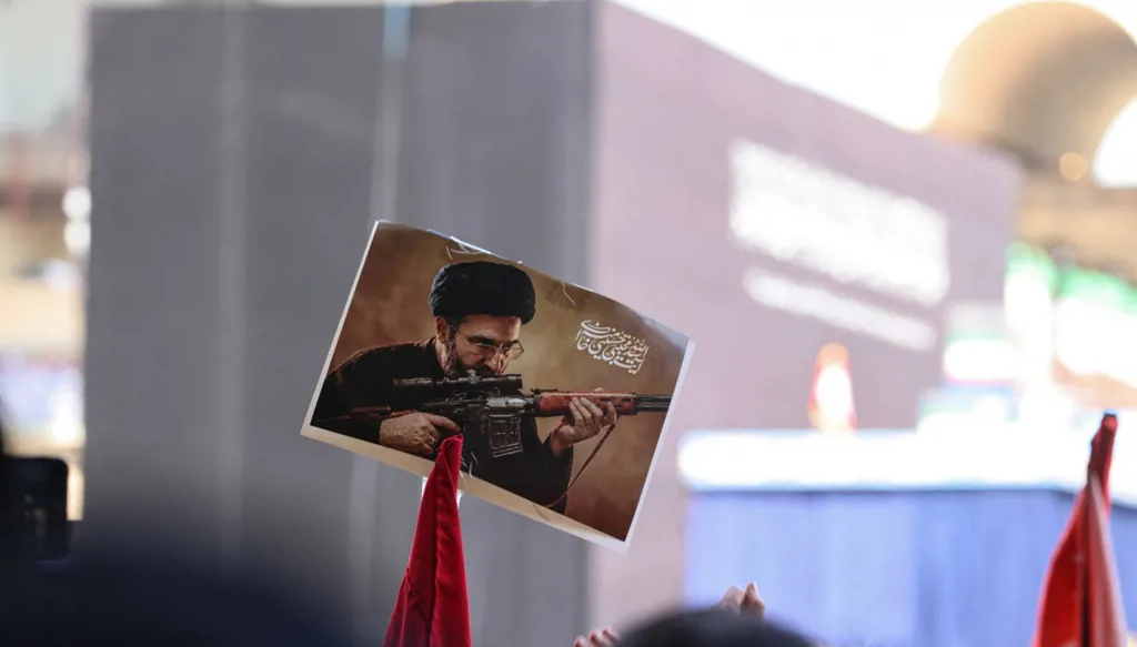 صورة مجتبى خامنئي والسلاح. (أ ف ب)