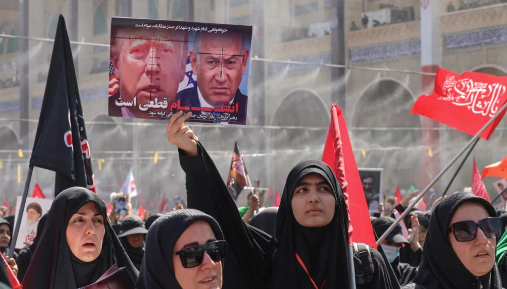 إسرائيل تقلّل من جنازة خامنئي: استعراض قوة لترميم شرعية النظام