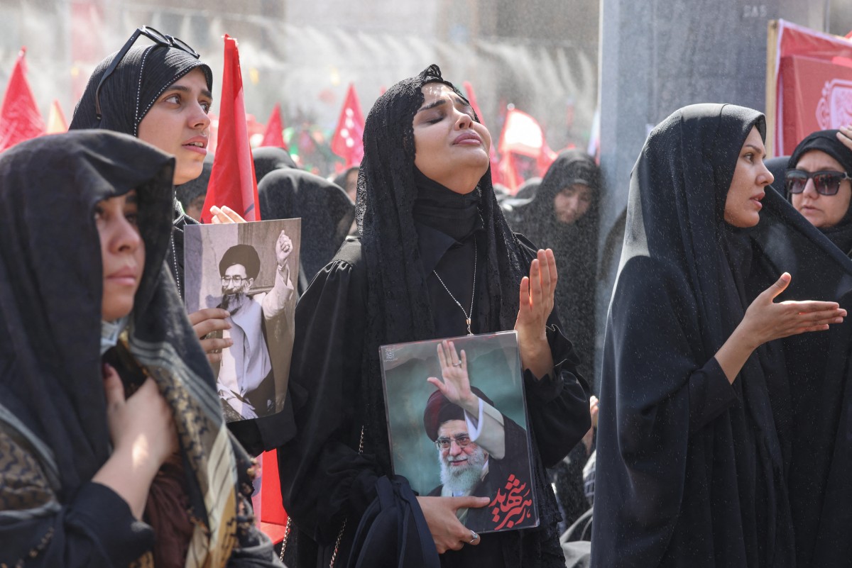 سيدات يشاركن في الصلاة على جثمان المرشد الأعلى الإيراني علي خامنئي خلال اليوم الثاني من مراسم التشييع في طهران. (أ ف ب)