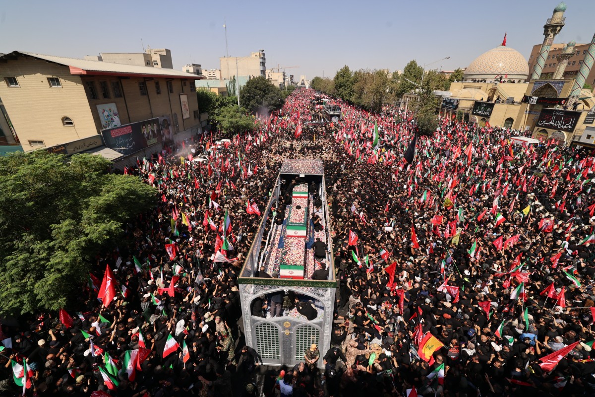 يُرجح أن تكون مراسم تشييع خامنئي من بين الأكبر التي شهدتها إيران لزعيم سياسي. (أ ف ب)