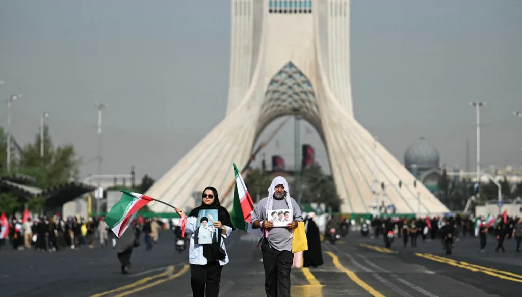 طهران تُهاجم الكويت والبحرين عقب الضربات الأميركية... قاليباف: "إيران لا ترضخ"