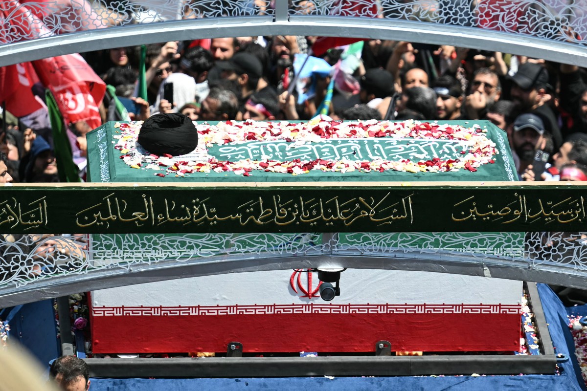 نعش خامنئي (أ ف ب).