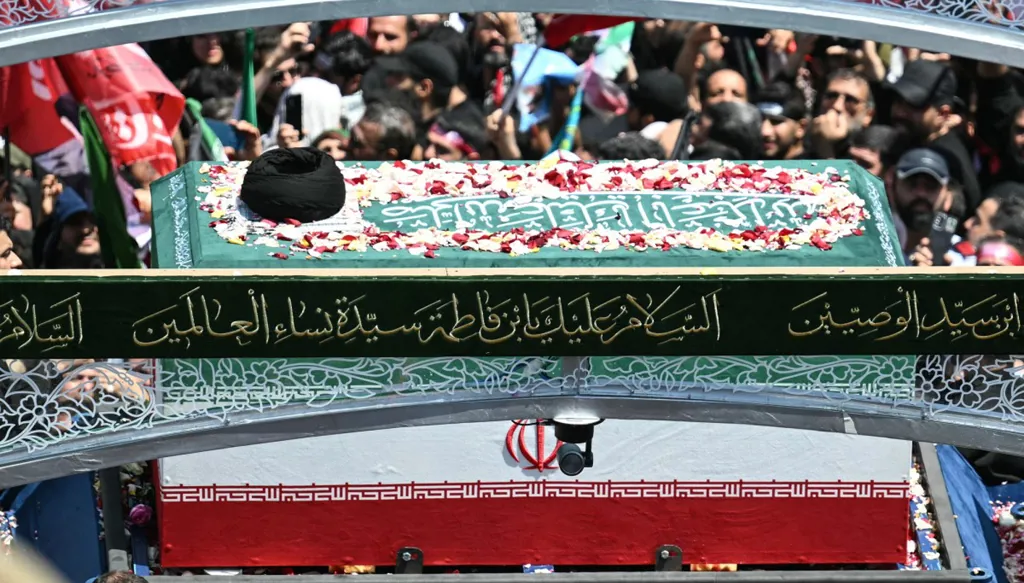 تشييع خامنئي في طهران... مشهد جماهيري يفتح باب التّأويل