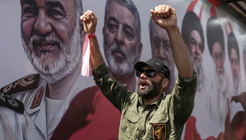 أحد المشيعين يردد شعارات أثناء مشاركته في موكب جنازة المرشد الأعلى الإيراني الراحل علي خامنئي (أ ف ب). 