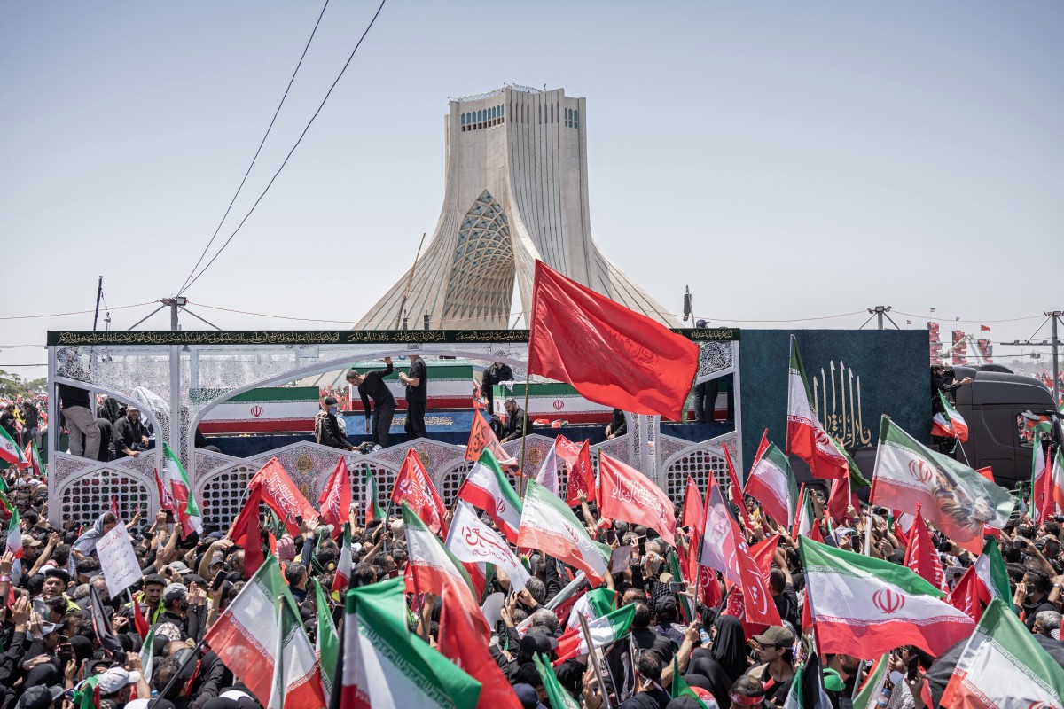 تشييع خامنئي في إيران (أ ف ب).