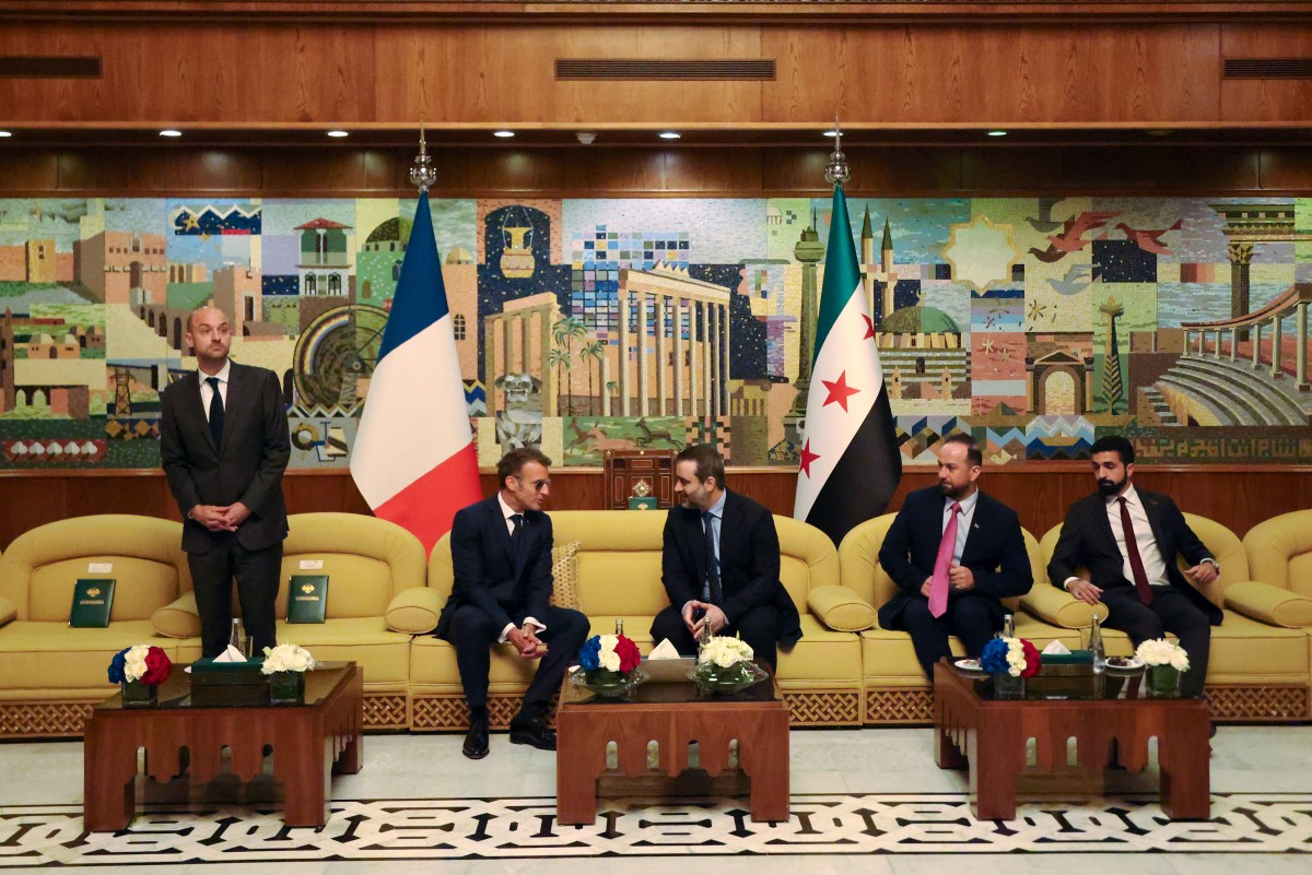 الشرع يستقبل ماكرون في دمشق (أ ف ب).
