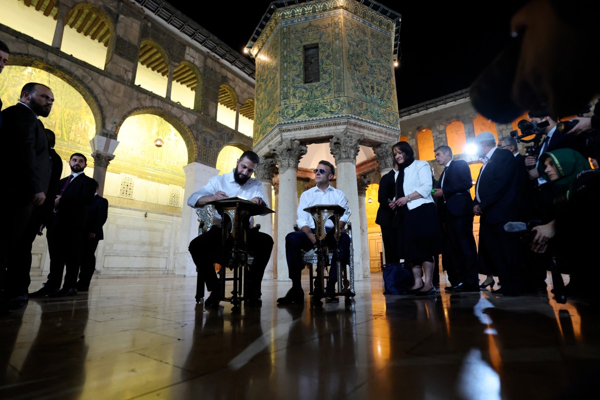 زيارة ماكرون إلى الجامع الأموي في دمشق (أ ف ب).