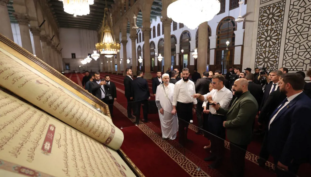 زيارة ماكرون إلى الجامع الأموي في دمشق (أ ف ب).
