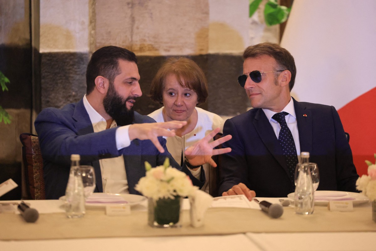 الشرع يستقبل ماكرون في دمشق (أ ف ب).