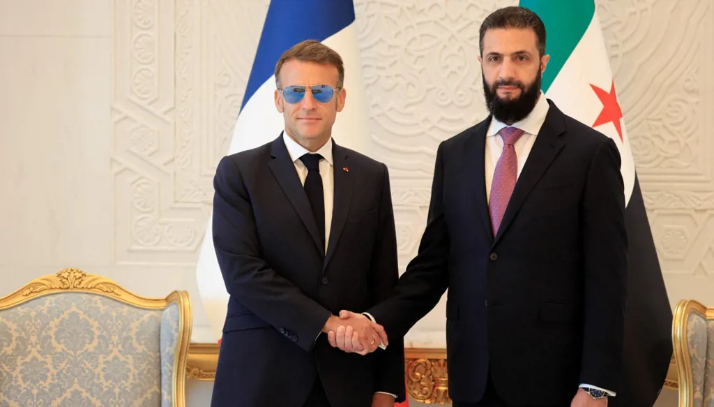 الرئيس السوري أحمد الشرع يستقبل نظيره الفرنسي إيمانويل ماكرون في قصر الشعب في دمشق (أ ف ب).