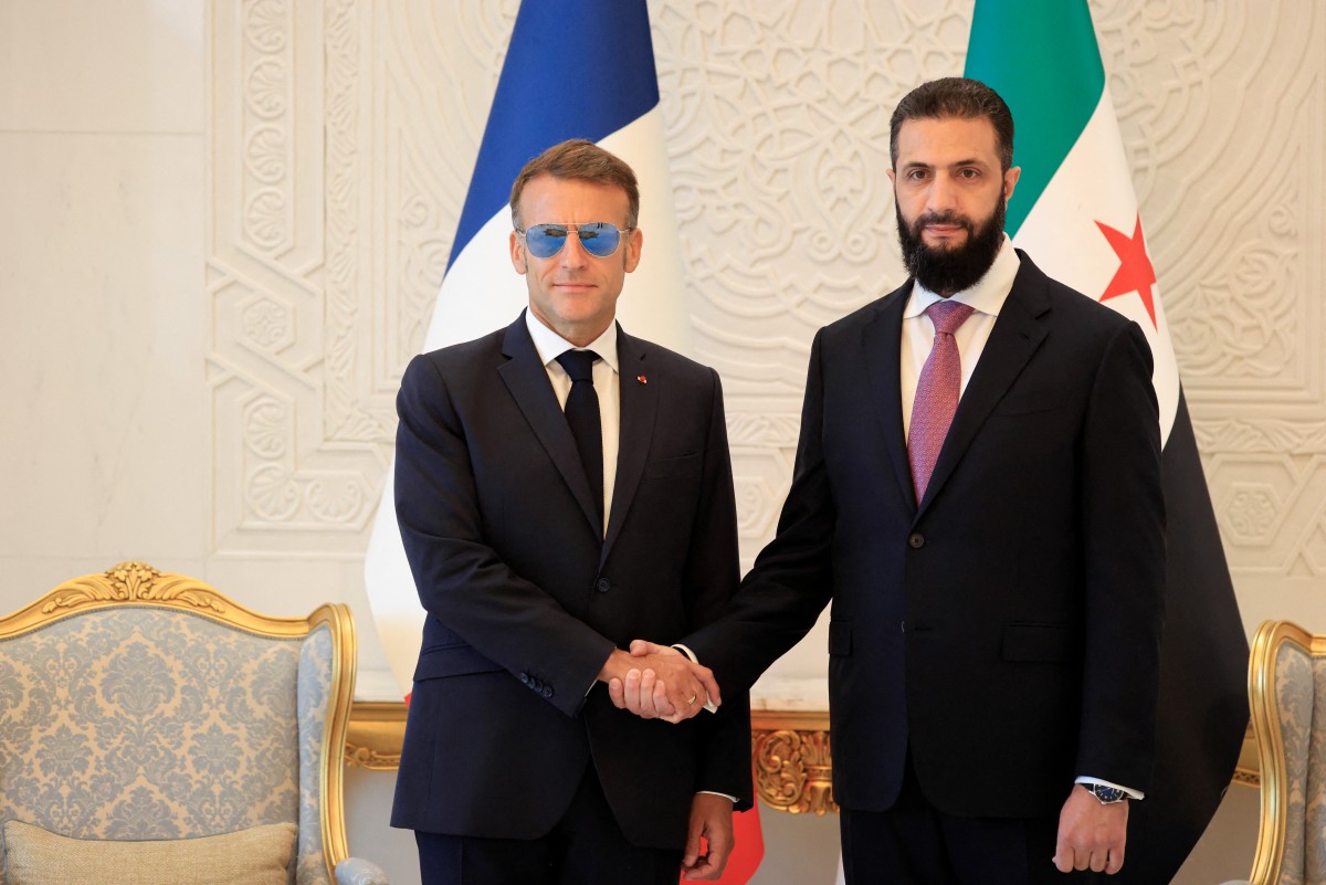 الرئيس الفرنسي إيمانويل ماكرون (يمين) والرئيس السوري أحمد الشرع في قصر الشعب بدمشق (أ ف ب)
