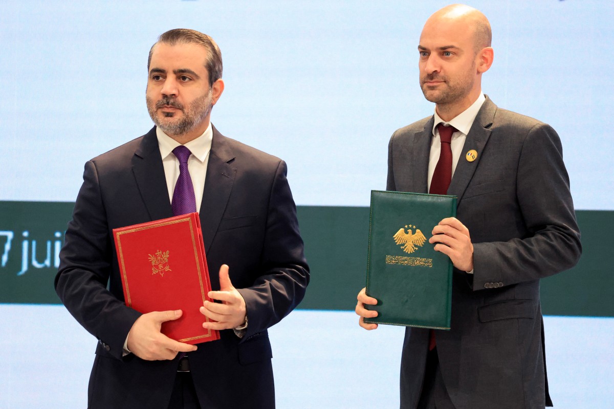 وزير الخارجية السوري أسعد الشيباني ووزير الخارجية الفرنسي جان نويل بارو خلال مراسم توقيع الاتفاق الإطاري للتعاون الثنائي. (أ ف ب)