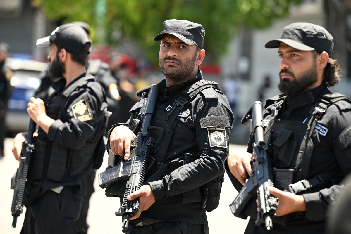 عناصر من الأمن السوري في مكان الانفجار (أ ف ب)