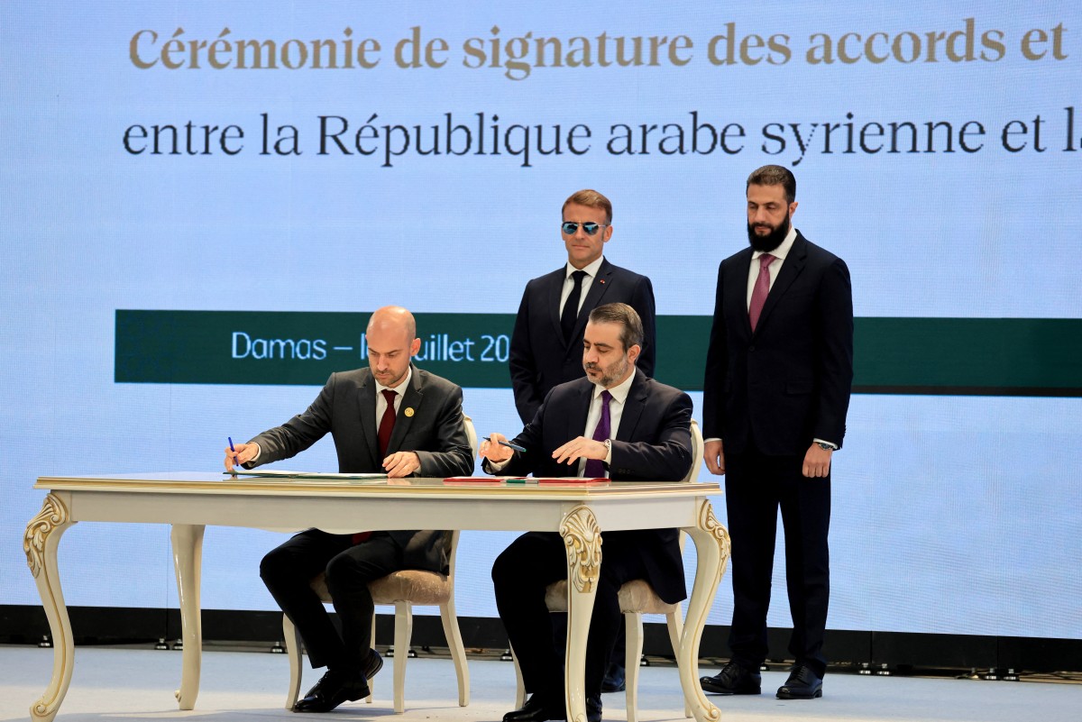 وزيرا الخارجية الفرنسي جان نويل بارو والسوري أسعد الشيباني يوقعان اتفاق إطار للتعاون الثنائي بحضور الرئيسين إيمانويل ماكرون وأحمد الشرع في دمشق، 7 تموز/يوليو 2026.