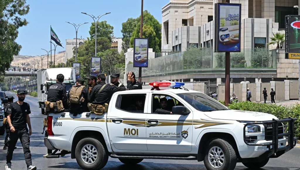 تواجد أمني في مكان الانفجار (أ ف ب)