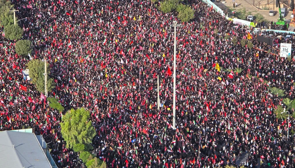 الحشود المليونية في جنازة خامنئي... لماذا لا تعني تأييداً كاملاً للنّظام؟