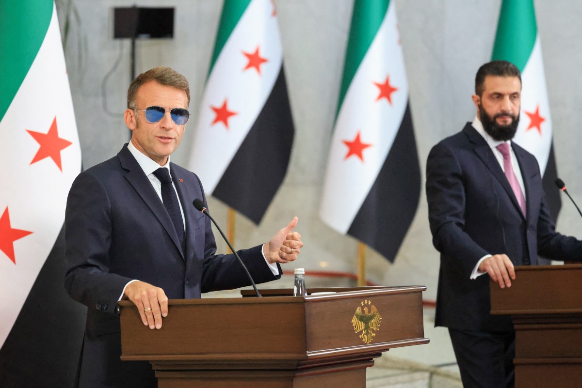 أحمد الشرع وإيمانويل ماكرون. (أ ف ب)