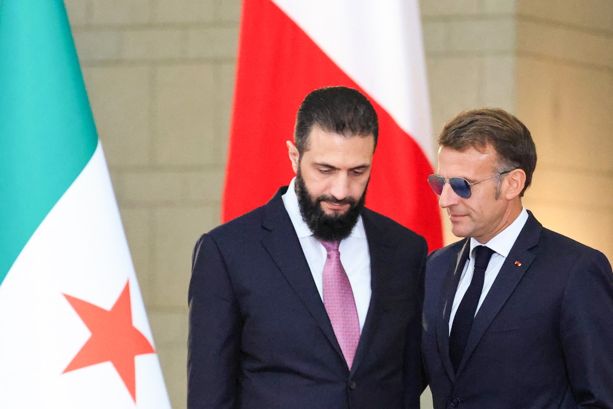 أحمد الشرع وإيمانويل ماكرون. (أ ف ب)