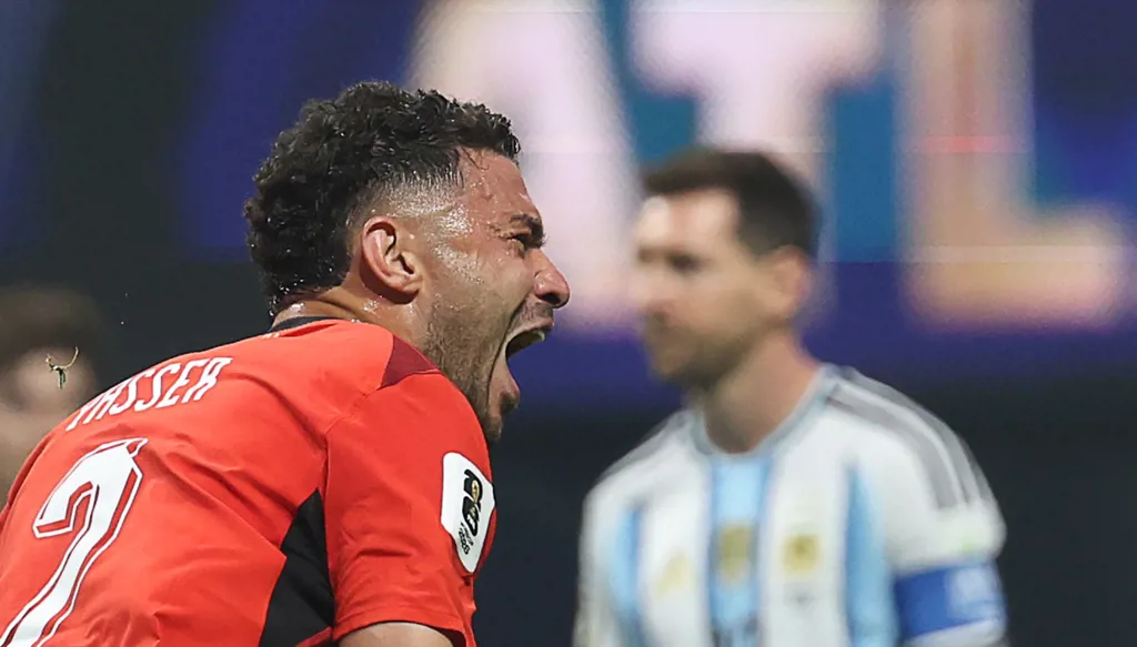 ماذا فعل ميسي بعد هدف ياسر إبراهيم في مرمى الأرجنتين؟ (فيديو)